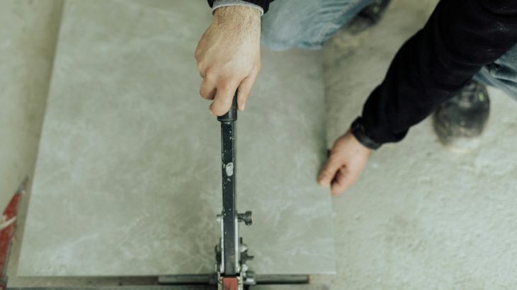 Scie pour carrelage de salle de bain